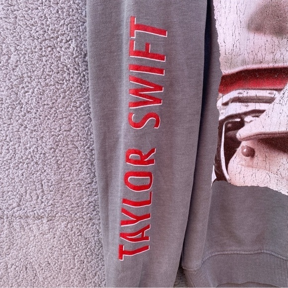 Taylor Swift Red Album Cover Taylors Version Oversized Unisex Sweatshirt Sz S - Picture 2 of 7